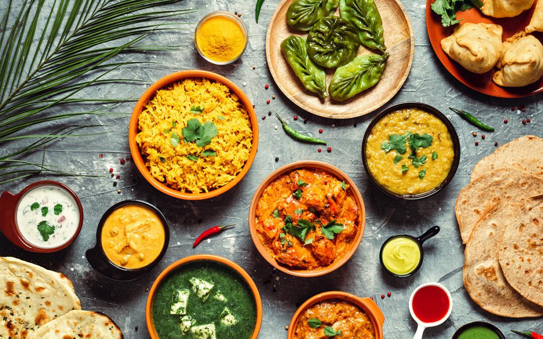 Tradiční vegetariánské indické thali s čočkovým dalem, zeleninovým kari a rýží