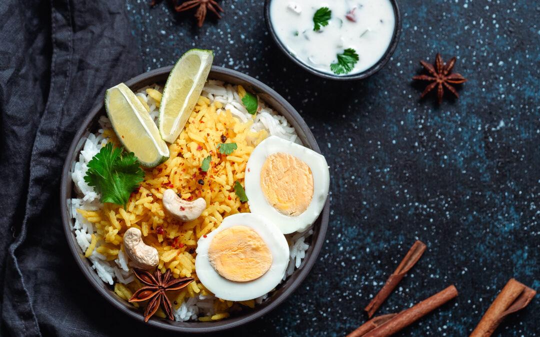 Tradiční indické biryani s masem, šafránovou rýží a voňavým kořením